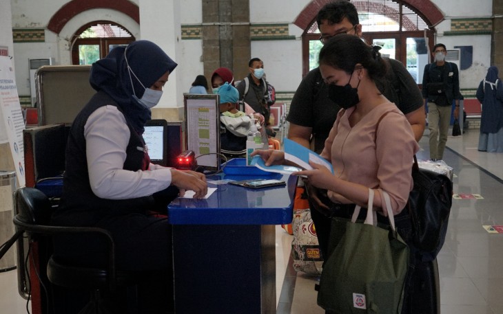 Petugas PT KAI Sedang Melayani Penumpang Kereta Api di Salah Satu Stasiun