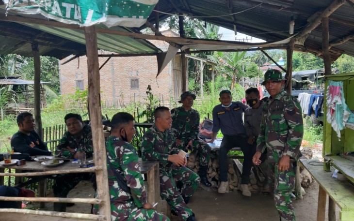 Usai Makan Siang Pasiter Beri arahan Kepada Satgas Di Lokasi TMMD Ke-110