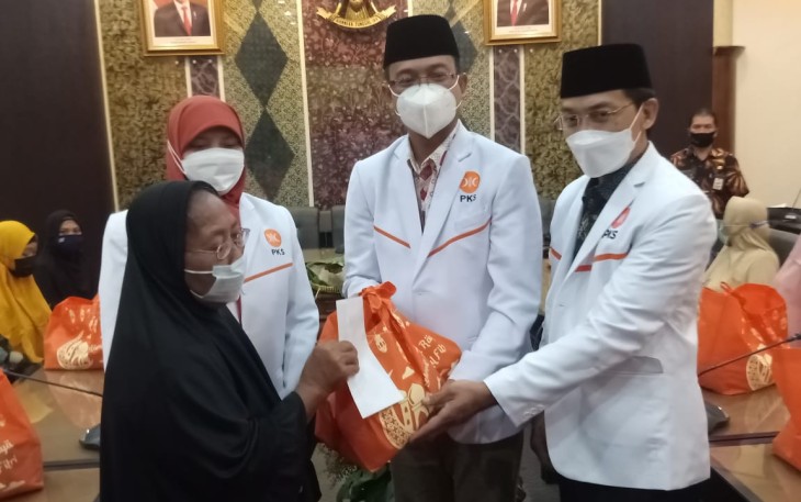  Milad ke-19 PKS Jatim Berbagi Kebahagiaan dengan Kaum Duafa