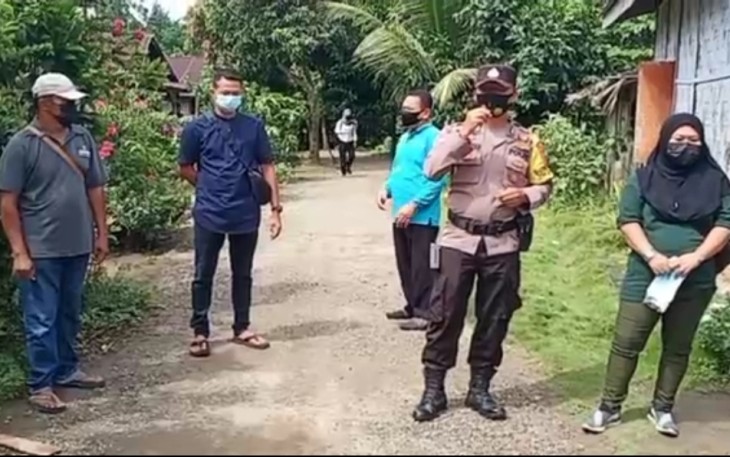 Bhabinkamtibmas Polsek Tebing Tinggi Lakukan Penyemprotan Disinfektan 