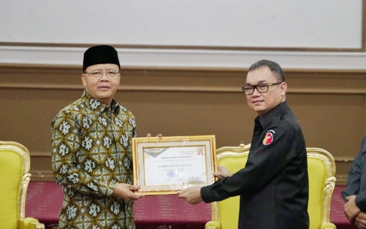 Gubernur Bengkulu Rohidin Mersyah Menerima Piagam