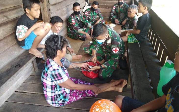 Pos Jaung Satgas Pamtas RI-MLY Yonif 407/PK gelar kegiatan pelayanan kesehatan keliling di Dusun Jaung Ran, Desa Langau, Kecamatan Puring Kencana, Kabupaten Kapuas Hulu, Kalbar. Sabtu (03/04/2021)