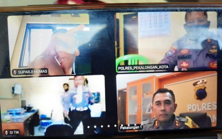 Anggota Polres Pekalongan Kota dari jajaran Polsek Bhabinkamtibmas, Para Kabag, Kasat dan Kasie mengikuti kegiatan Anev Penanganan Covid 19 yang digelar secara virtual oleh Kapolres Pekalongan Kota. 