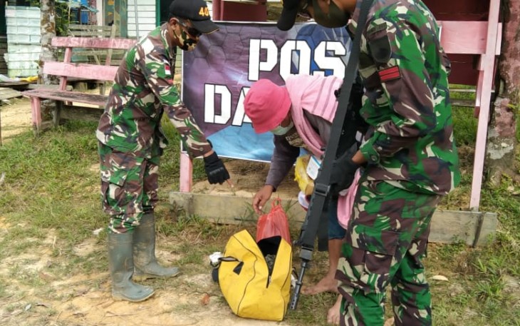 Satgas Pamtas RI-MLY Yonif 407/PK Pos Koki Nanga Bayan telah menggagalkan 1 orang yang diduga PMI Ilegal yang akan masuk ke wilayah Malaysia melalui jalur tidak resmi wilayah perbatasan yang berada di Desa Nanga Bayan, Kec. Ketungau Hulu, Kabupaten Sintang, Kalbar.