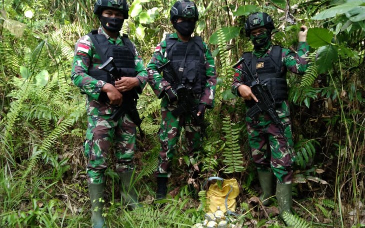Satgas Pamtas Yonif 407/Padmakusuma untuk kesekian kalinya berhasil menggagalkan penyelundupan sepuluh botol minuman keras (Miras) merk Lemon Gin di jalan tikus perbatasan Indonesia-Malaysia sektor Pos Merakai Panjang, Kecamatan Puring Kencana, Kabupaten Kapuas Hulu, Kalimantan Barat.