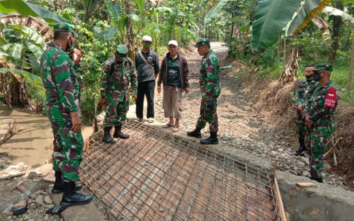 Dandim 0617/Majalengka Letkol Inf Andik Siswanto meninjau pelaksanaan Karya Bakti Satkowil Semester I TA. 2021 Kodim 0617/Majalengka di Desa Pasirmuncang Kecamatan Panyingkiran Kabupaten Majalengka.