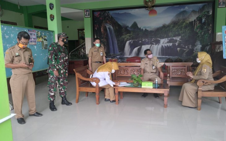 Danramil 15/Gemolong Kapten Cba Suwanto mendampingi Sekwan Kab. Sragen beserta Tim melaksanakan monitoring sekolah tatap muka di wilayah Kec. Gemolong.