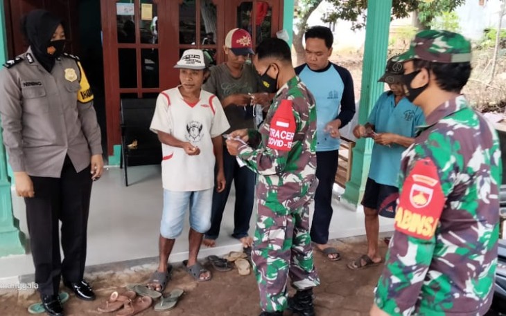 Danramil 12/Tulis Kapten Inf Supirno memberikan himbauan kepada warga yang tidak pakai masker, agar tetap mematuhi protokol kesehatan