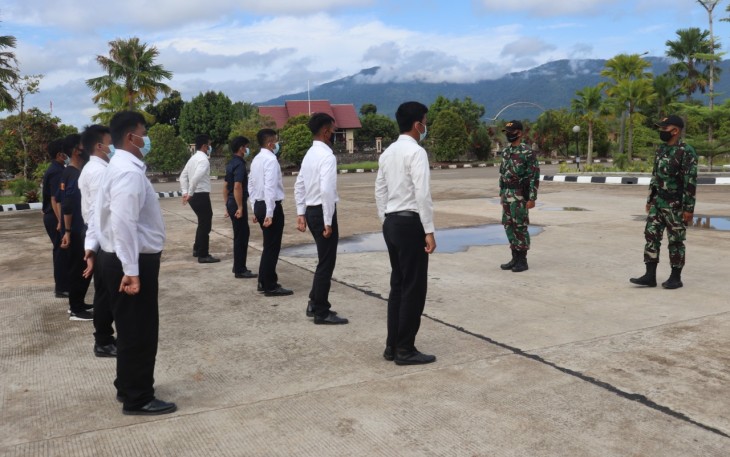 Satgas Pamtas RI-MLY Yonif 407/PK melaksanakan kegiatan pelatihan Peraturan Baris Berbaris (PBB) sebagai sarana untuk meningkatkan disiplin dan wawasan kebangsaan (wasbang)Serta memberikan bekal pembinaan dan pelatihan Bela Negara bagi CPNS di lingkungan Kantor Pengawasan dan Pelayanan Bea dan Cukai Tipe Madya Pabean C (KPPBC TMP C) Nanga Badau.