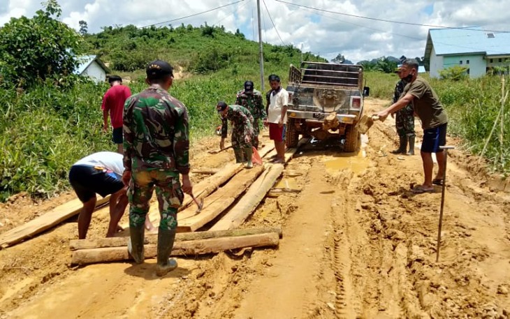 Satgas Pamtas RI-MLY Yonif 407/PK Pos Koki Sei Beruang melaksanakan kegiatan karya bhakti bersama warga Sungai Beruang memperbaiki jalan yang rusak dan berlumpur yang berada di Dusun Sei Beruang, Ds. Sei Tekam, Kec. Sekayam, Kab. Sanggau, Kalimantan Barat. Selasa (06/04/2021).