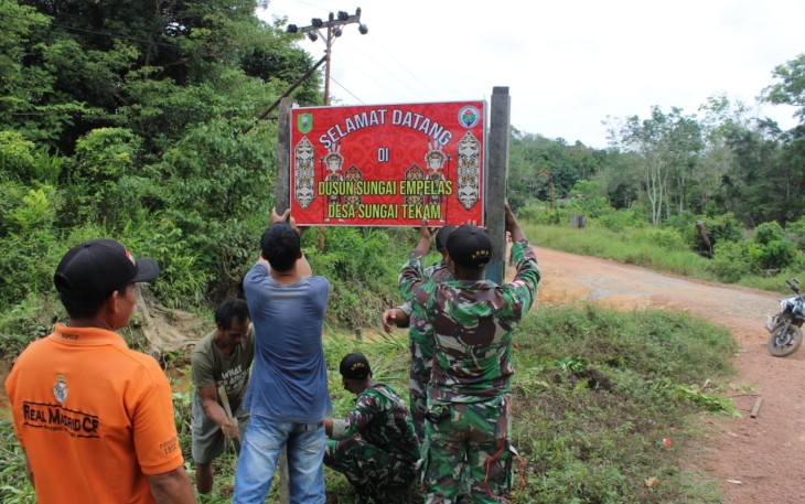 Satgas Pamtas RI-MLY Yonif 407/PK Pos Sei Tekam bersama dengan masyarakat perbatasan melaksanakan karya bhakti pemasangan papan nama Dusun Sungai Amplas di Ds. Sungai Tekam, Kec. Sekayam, Kab. Sanggau, Kalbar.