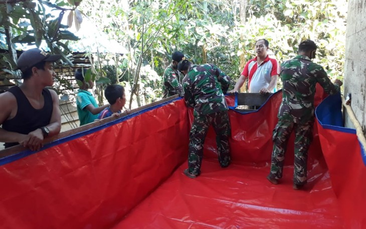Satgas Pamtas Yonif 407/PK memberikan penyuluhan tentang budidaya ternak ikan lele kepada warga Dusun Semareh, Desa Semareh, Kecamatan Ketungau Tengah, Kabupaten Sintang, Kalbar.