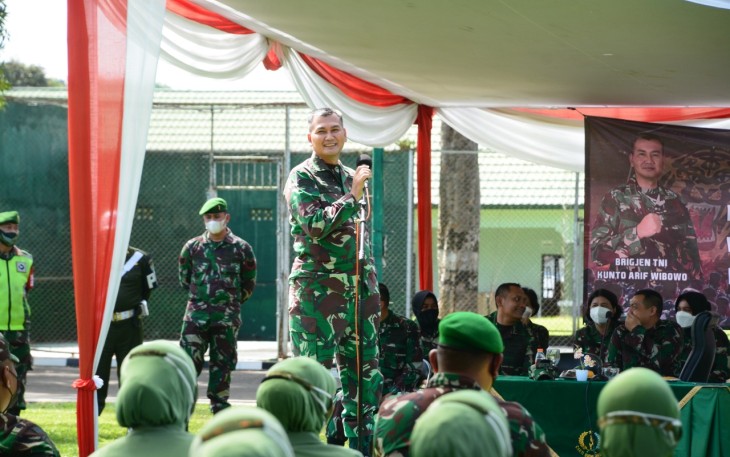 Kasdam III/Siliwangi Brigjen TNI Kunto Arief Wibowo laksanakan kunjungan kerja sekaligus memberikan pengarahan kepada Korum dan anggota Persit KCK Yonif 310/KK di Cikembar Kab. Sukabumi, Kamis (8/4/2021).