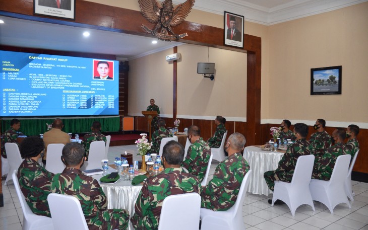 Komandan Korem 073/Makutarama Kolonel Arm Putranto Gatot Sri Handoyo, S.Sos, M.M., dalam hal ini di wakili oleh Kasiren Korem Letkol Arh Nur Sutyasno menerima kunjungan kerja Kadisinfolahtad. Jumat (09/04/2021).
