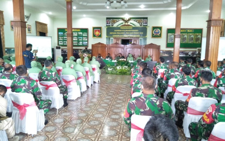 Komandan Korem 073/Makutarama Kolonel Arm Putranto Gatot Sri Handoyo, S.Sos, M.M., didampingi Ketua Persit KCK Koorcab Rem 073/Makutarama, Ny. Henny Putranto Gatot Sri Handoyo serta para Kasi Korem melakukan kunjungan kerja ke wilayah Kodim 0721/Blora. Jumat (09/04/2021).
