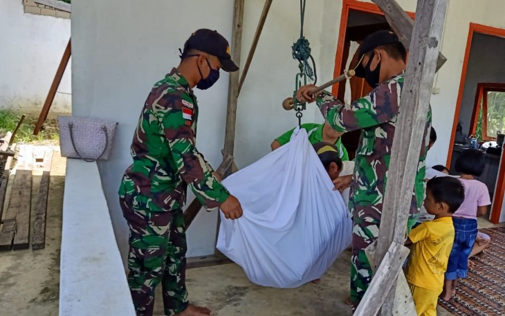 Satgas Pamtas RI-MLY Yonif 407/PK bekerjasama dengan Puskesmas Puring Kencana menyelenggarakan kegiatan Pos Pelayanan Kesehatan Terpadu (Posyandu) di Desa Sungai Mawang, Kecamatan Puring Kencana, Kabupaten Kapuas Hulu, Kalbar.