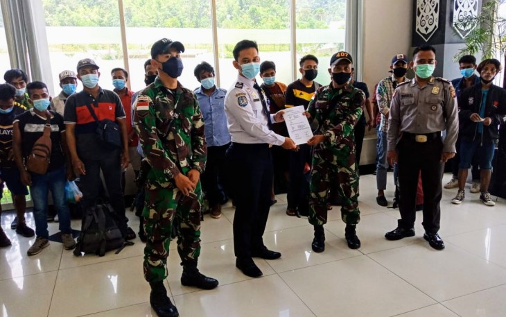 Personel Pos Kampung Jasa Satgas Pamtas RI-Malaysia Yonif 407/PK mengamankan 28 orang Pekerja Migran Indonesia (PMI) yang melintas di jalur non-prosedural pada Kamis (08/04/21) tepatnya di Desa Jasa, Kecamatan Ketungau Hulu, Kabupaten Sintang, Kalimantan Barat.