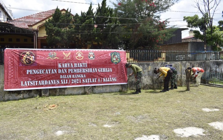 Para taruna Latihan Integrasi Taruna Wreda Nusantara (Latsitardanus) ke-41 melaksanakan kegiatan renovasi gereja, masjid dan rumah tak layak di Kota Medan, Sumatera Utara. 