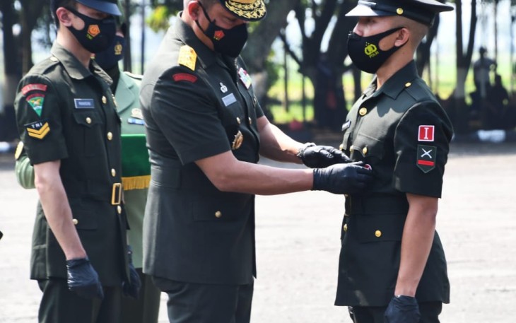 Pangdam IV/Diponegoro diwakili Kasdam IV/Diponegoro Brigjen TNI Widi Prasetijono secara resmi menutup Pendidikan Pertama Tamtama TNI AD gelombang II TA. 2020 bertempat di lapangan Chandradimuka Secata Rindam IV/Dip, Jl. Sapta Marga, Kec. Gombong, Kebumen Sabtu, (10/4/2021).