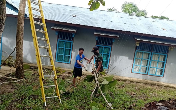 Anggota Pos Kantuk Asam melaksanakan Karya Bhakti bersama warga membersihkan lingkungan kantor Desa Kanguk Asam Kec. Puring Kencana, Kab. Kapuas Hulu, Kalbar. Sabtu (10/04/2021).