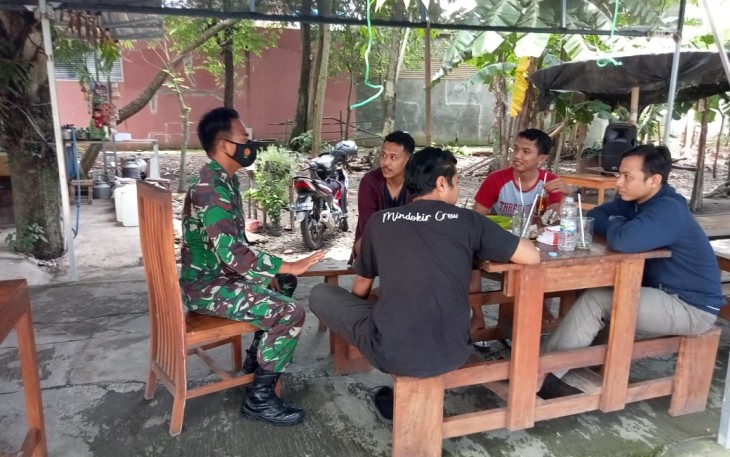 Babinsa Koramil Gemolong Komsos Dengan Sejumlah Pemuda di Desa Binaannya Mencegah kenakalan remaja di kalangan masyarakat, Babinsa Koramil 15/Gemolong melaksanakan Komunikasi Sosial (Komsos) dengan para pemuda, di Dk.Dempul yang sedang nongkrong di warung kopi, Senin ( 11/4/2021 ).