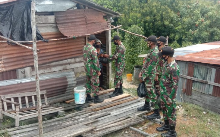 Satgas Pamtas RI-MLY Yonif 407/PK membagikan sembako gratis kepada masyarakat Dusun Kapar, Desa Sungai Senunuk, Kecamatan Batang Lupar, Kabupaten Kapuas Hulu, Kalbar. Senin (12/04/21).