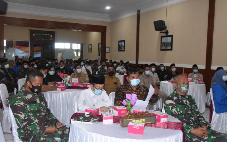 Danrem 073/Makutarama Kolonel Arm Putranto Gatot Sri Handoyo, S.Sos, M.M., secara resmi membuka acara pembinaan komunikasi sosial (Komsos) cegah tangkal radikalisme/separatisme jajaran Korem 073/Makutarama, bertempat di aula Makorem jalan Diponegoro No. 28 Salatiga, Jawa Tengah. Senin (12/04/2021).