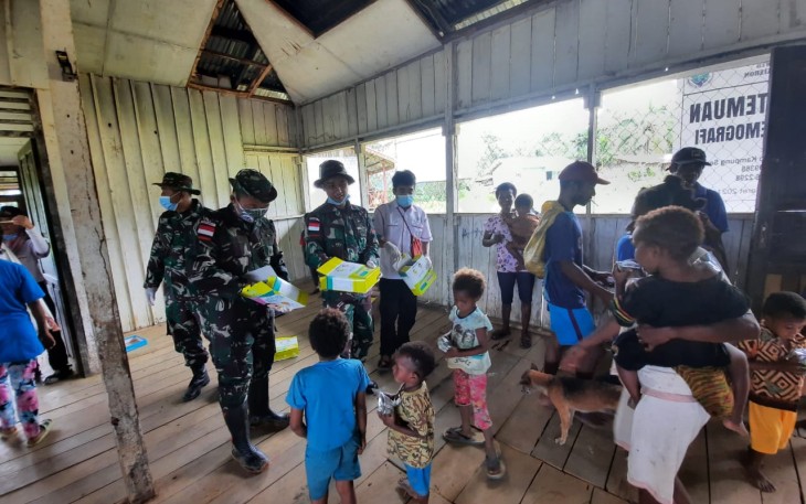 Jajaran Kipur II (dua) Pos Somografi Satgas Pamtas RI-PNG Yonif 403/Wirasada Pratista menggelar kegiatan Posyandu bekerjasama dengan petugas Puskesmas yang Bertema “Gerakan Masyarakat Hidup Sehat”, di kampung Semografi, Distrik Web, Kabupaten Keerom, Papua, Selasa (13/04/2021) 