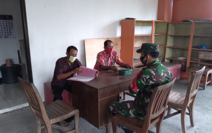 Sertu Sumanto Babinsa Kel. Gemolong melaksanakan Komsos dengan Kasitrantib Kecamatan Bpk. Tri Ismuwaluyo dan anggota di Kantor Kecamatan Gemolong.