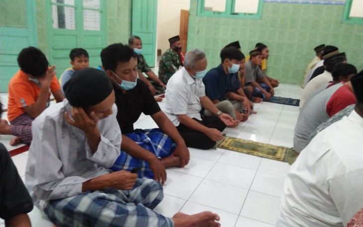 Serka Supriyanto dan Sertu Joko M. Melaksanakan pemantauan dan sholat tarawih di masa pandemi Masjid Sholihin dukuh Karangbendo Kelurahan Kroyo Kec Karangmalang.