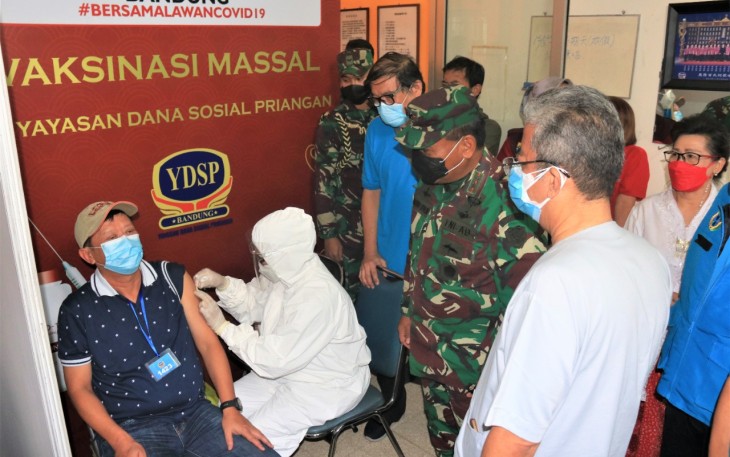 Pangdam III/Siliwangi Mayjen TNI Nugroho Budi Wiryanto, meninjau kegiatan Vaksinasi kepada 3000 orang Lansia dan 4000 orang Guru se-Kotamadya Bandung, bertempat di di Yayasan Dana Sosial Priangan, Jalan Nana Rohana No 37. Bandung, Jawa Barat, Kamis (15/4/2021).