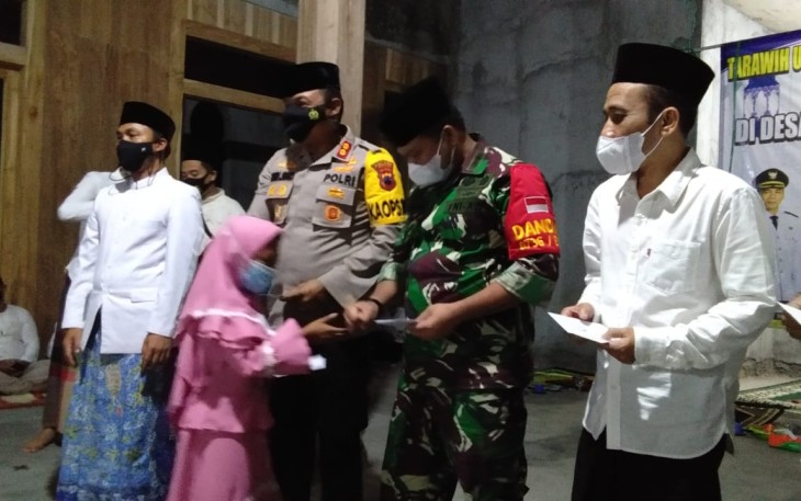 Bupati Batang bersama jajaran forkopimda menggelar Tarawih Ukhuwah atau Tarawih Keliling (Tarling) hari ke- 3 di Masjid At Taqwa, Desa Tedunan, Kecamatan Gringsing, Kabupaten Batang, Jumat (16/4/21).