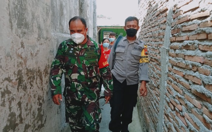 Babinsa Kelurahan  Kemlayan  Koramil 03 Serengan Kodim 0735 Surakarta Serka Abd. Rumbawa ikuti dan monitoring kegiatan Swab Warganya dari petugas Puskesmas Jayengan, (17/04) 