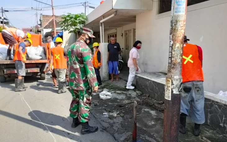 Babinsa Kelurahan Kemlayan  Koptu Catur Handoko Koramil 03 Serengan kodim 0735 / surakarata berserta Plt. Lurah (Sayuti, S.Sos. MM) meninjau  Kegiatan Sosialisasi dan alat perorangan untuk bekerja Cash Form Work ( CFW )  Padat Karya Tunai Kotaku wilayah Serengan Kota Surakarta,(18/04) 