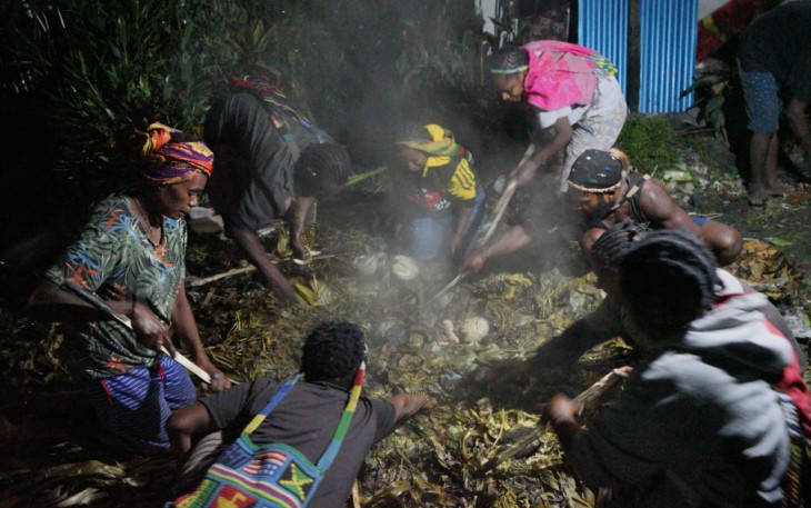 Bakar batu bentuk rasa syukur yang dilakukan Kepala Suku Dambet Bapak Benner Tinal pada Sabtu ( 17/04 ) pukul 21.30WIT. 
