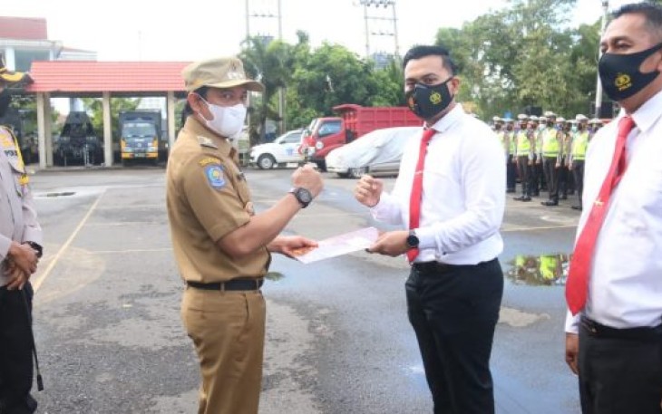 Wawali Pemkot Bengkulu Dedy Wahyudi Berikan Penghargaan kepada 10 Anggota Sat Reserse Narkoba