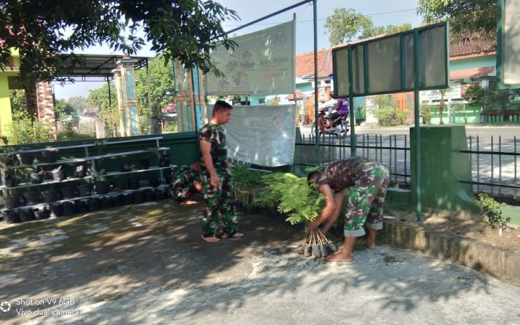 Anggota Koramil 10 / Tangen melaksanakan kegiatan Karya Bhakti di Sekitar Koramil, Senin ( 19/4/2021 ).