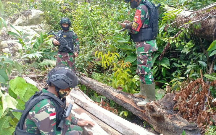 Satgas Pamtas Yonif 407/Padma Kusuma melaksanakan patroli dan pengecekan patok batas negara perbatasan RI-Malaysia di wilayah Kec. Ketunggau Hulu, Kab. Sintang yang dilakukan oleh personel Pos Gunung Sepan Badak.
