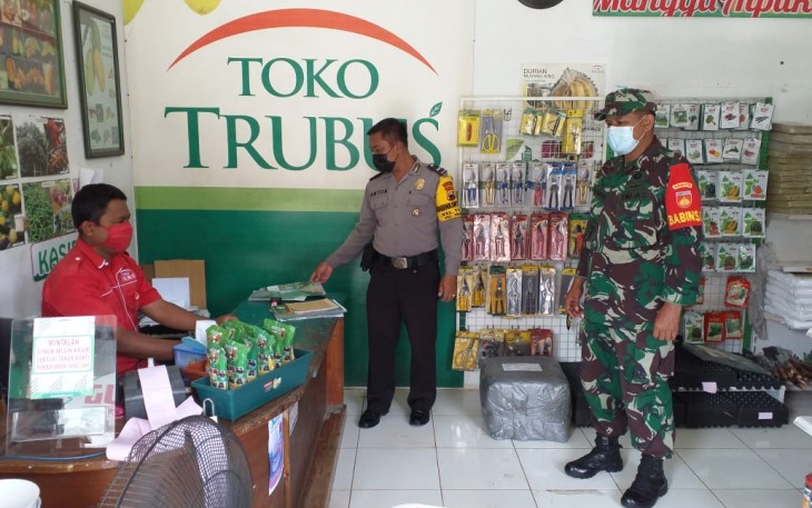 Babinsa Kelurahan Tipes Koramil 03 Serengan Kodim 0735 Surakarta Sertu Sarmin dan Bhabinkamtibmas Aipda Anton Pamuji Melaksanakan Penerapan PPKM di Toko Pertanian Trubus Jl. Bhayangkara Tipes Serengan Kota Surakarta Rabu 21/04/21 