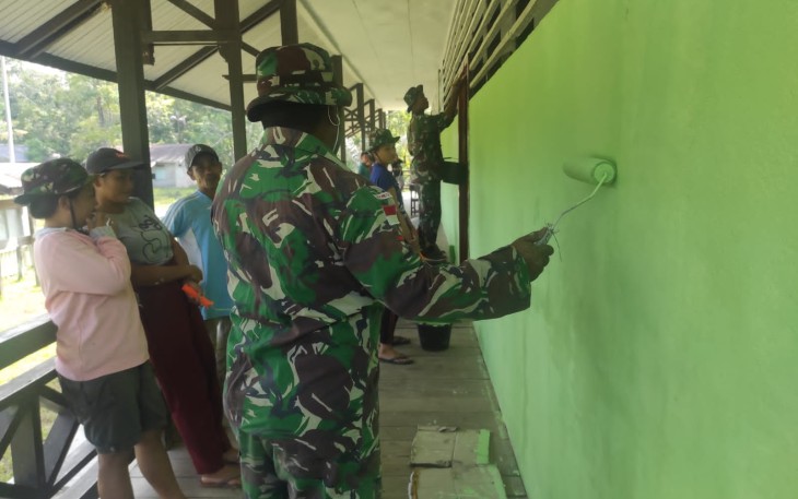 Anggota Pos Keladan Satgas Pamtas RI-MLY Yonif 407/PK bersama warga melakukan pengecetan dan memperindah tampilan SDN 08 Keladan yang berada di Desa Keladan, Kecamatan Batang Lupar, Kabupaten Kapuas Hulu, Kalimantan Barat. Kamis (22/04/2021).