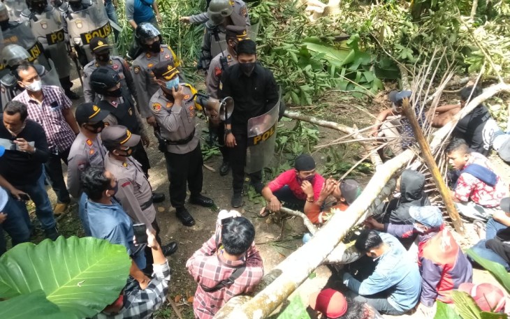 Polres Purworejo , Brimob dan kodim 0708 Purworejo membuka Akses jalan Kabupaten Purworejo yang melewati Desa Wadas Jumat (23/04) Siang