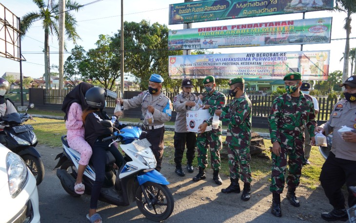 Prajurit Wijayakusuma Korem 071/Wijayakusuma bersama anggota Polri Polresta Banyumas, bersinergi berbagi Takjil untuk masyarakat.
