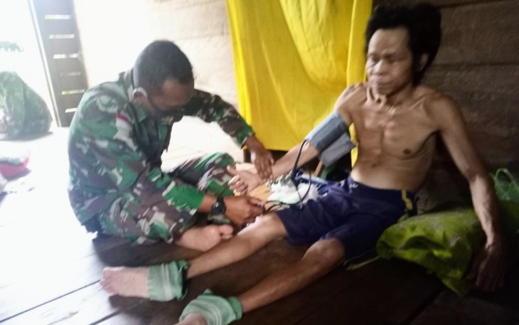 Prajurit Satgas Pamtas RI-MLY Yonif 407/PK anggota Pos Kout melakukan kegiatan bakti sosial pelayanan kesehatan dan pengobatan gratis kepada warga di Desa Bekuan, Kec. Ketungau Hulu, Kab. Sintang, Kalimantan Barat. Sabtu (24/04/21).