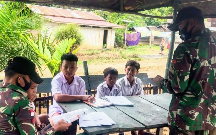 Dansatgas Pamtas RI-MLY Yonif 407/PK, Letkol Inf Catur Irawan dalam rilis tertulisnya di Pos Kotis Nanga Badau, Kabupaten Kapuas Hulu, Kalbar. Sabtu (24/04/2021).