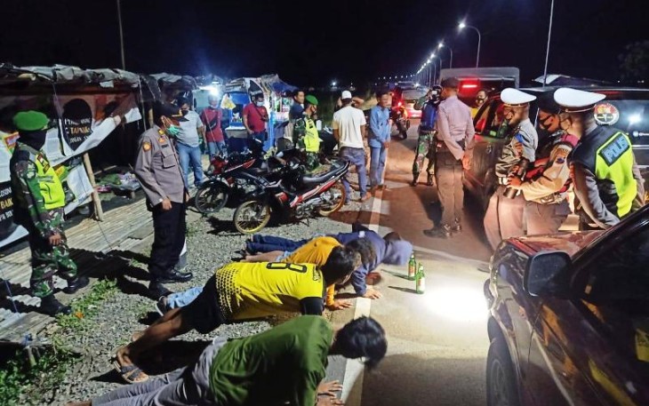 Puluhan sepeda motor dan satu buah mobil berhasil diamankan oleh petugas gabungan dari Polres Brebes dan Kodim 0713/Brebes, di Jalan Lingkar Utara (Jalingkut) Kabupaten Brebes, Jawa Tengah. Minggu dini hari (25/4/2021).