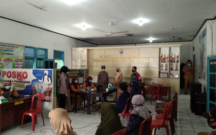 Babinsa Koramil 03/Gringsing bersama Bhabinkamtibmas melakukan pendampingan dalam pelaksanaan penyuntikan vaksinasi Covid-19 tahap II untuk para lansia yang di lakukan oleh Petugas Kesehatan UPTD Puskesmas Gringsing I.