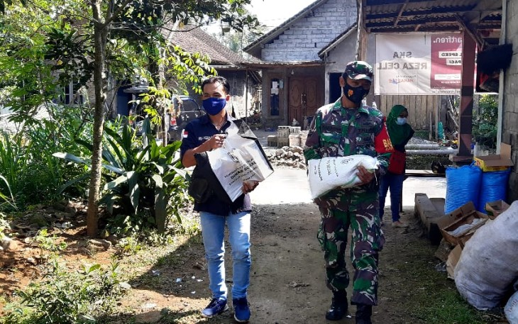 Babinsa Koramil 16/Tingkir Kodim 0714/Slatiga bersama unsur tiga pilar Mendampingi dari Dinas Sosial Salatiga, melaksanakan kegiatan Penyaluran Bansos untuk warga  Disabilitas di Kelurahan Kulpulrejo Kecamatan Argomulyo, Salatiga, selasa (27/04/2021)
