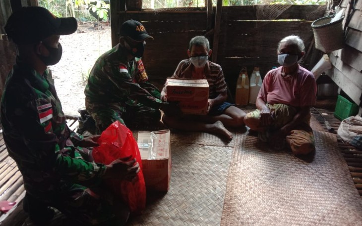 Satgas Pamtas RI-MLY Yonif 407/PK Pos Langau II membagikan sembako gratis kepada masyarakat Desa Langau, Kecamatan Puring Kencana, Kabupaten Kapuas Hulu, Kalbar. Selasa (27/04/21).