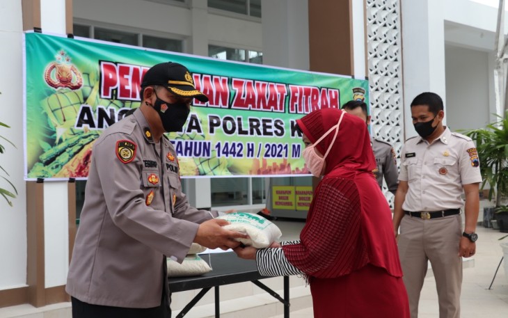 Kapolres Kendal AKBP Rapael Sandhy Priambodo melaksanakan Pembagian Zakat Fitrah secara Simbolis oleh Kapolres Kendal kepada Kaum Duafa bertempat di halaman Masjid Al Mukmin. Rabu (28/04/2021)