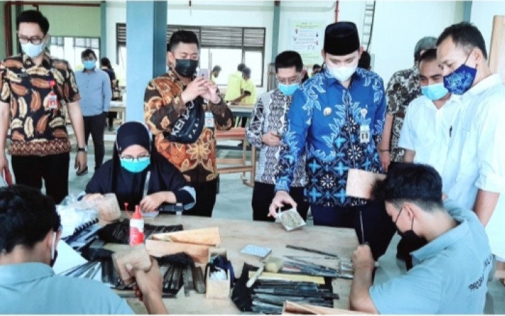 Bupati Kendal Dico M Ganinduto, B.Sc didampingi Kepala Dinas Pendidikan dan Kebudayaan Kendal Wahyu Yusuf Ahmadi, S.STP dan Kepala Dinas Perindustrian Koperasi dan UMKM (Disperinkop dan UMKM) Kendal, Kun Cahyadi mengunjungi Sekolah Politeknik Industri dan Pengolahan Kayu Kendal di Kawasan Industri Kendal (KIK), Kamis (29/04/2021).